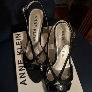 Anne Klein Black peek a boo toe heels size 8.5